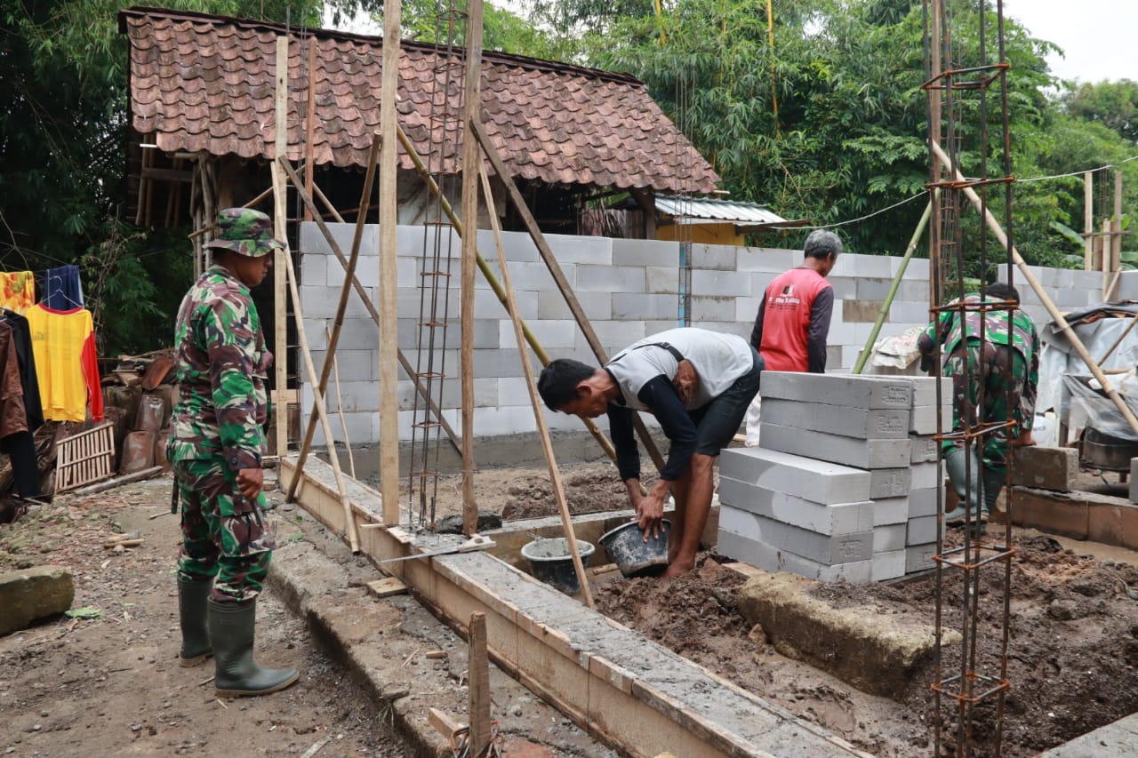 REHAB (RTLH) RUMAH TIDAK LAYAK HUNI KODIM SRAGEN SUDAH MULAI PASANG DINDING