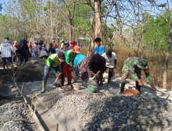 Semangat Babinsa dan Warga Desa Doyong Cor Jalan Semangat Babinsa dan Warga Desa Doyong Cor Jalan