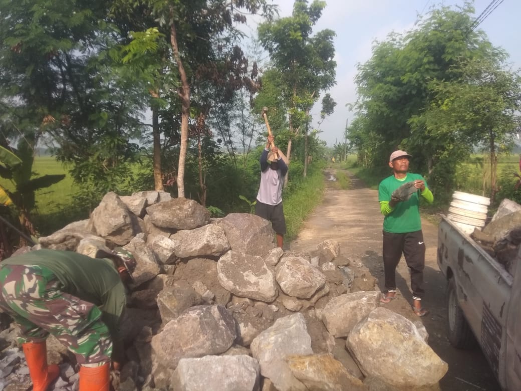 INILAH SOSOK PEMBELAH BATU DALAM TMMD REG KE- 119 KODIM/SRAGEN INILAH SOSOK PEMBELAH BATU DALAM TMMD REG KE- 119 KODIM/SRAGEN
