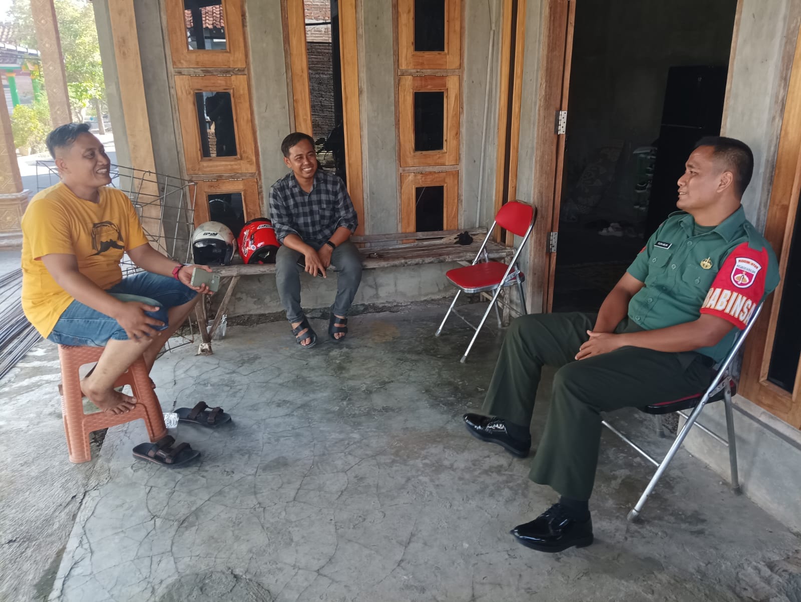 Sering Hujan Disertai Angin Kencang Babinsa Imbau Warga Waspada Pohon Tumbang