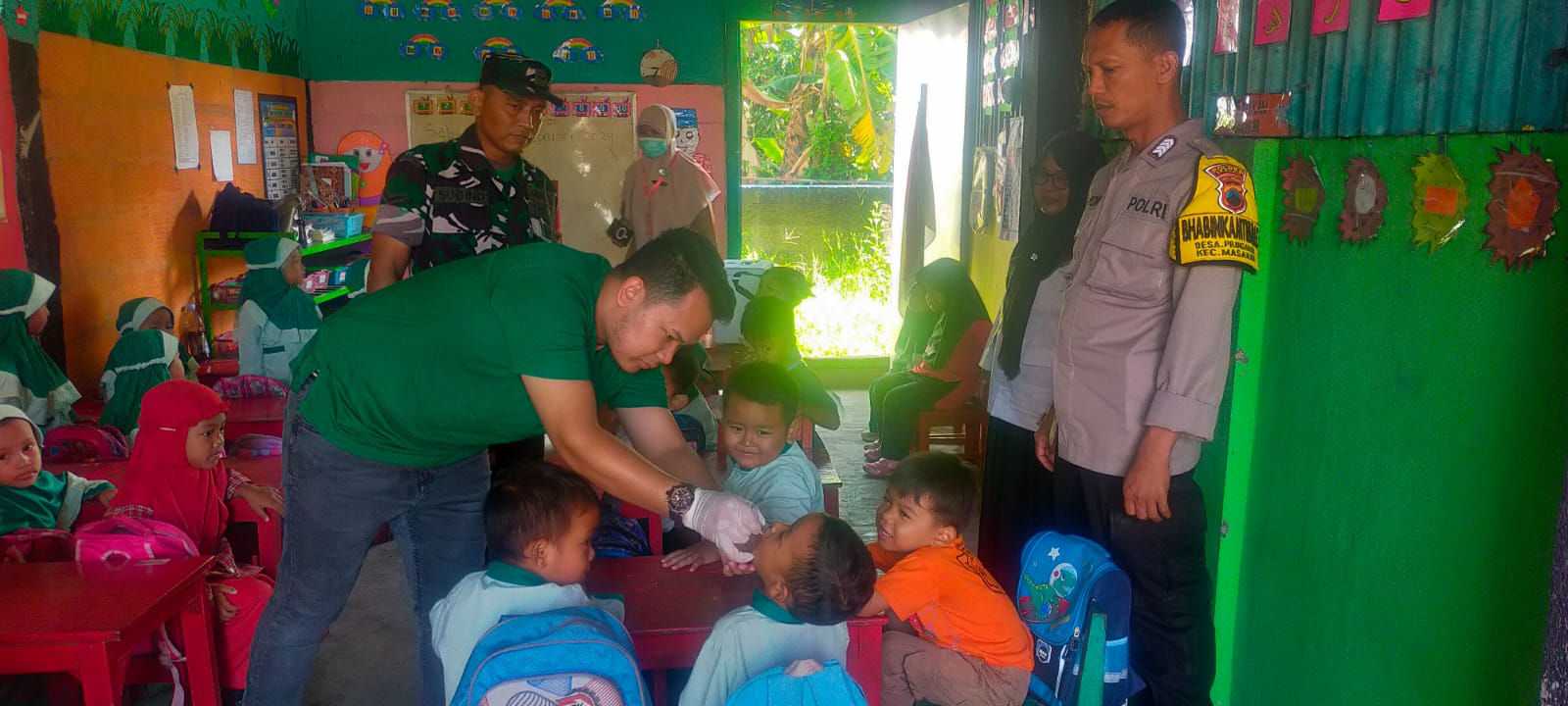 Sukseskan Program Pemerintah Bebas Polio, Babinsa Dampingi Petugas Nakes