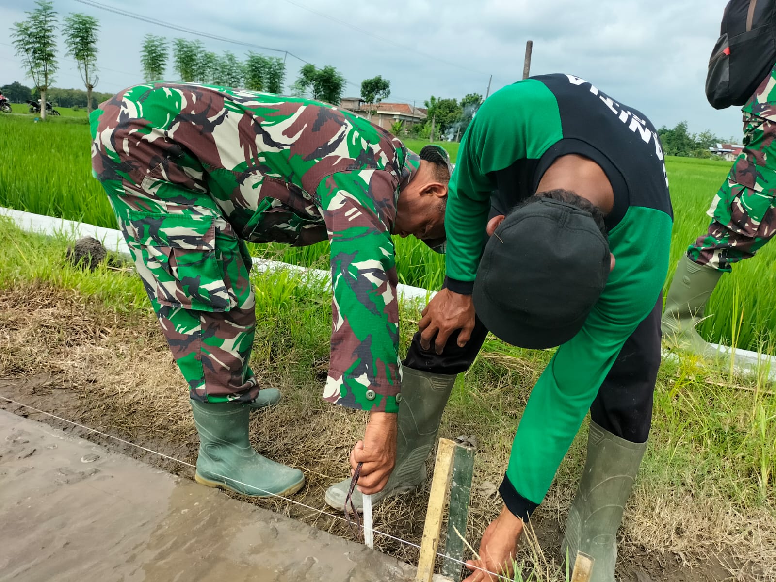 Danramil Berbekal Meteran Jaga Kualitas pengecoran Jalan TMMD Kodim Sragen