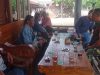 Hati-hati Licin,Sertu Munawar Bagi Tips Berkendara Saat Menerobos Hujan Untuk Warga