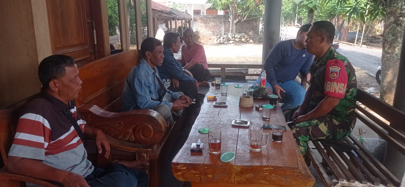 Hati-hati Licin,Sertu Munawar Bagi Tips Berkendara Saat Menerobos Hujan Untuk Warga
