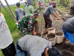 Dukung Percepatan Pembangunan, Babinsa dan Warga Kompak Gotong Royong Cor Jalan Dukung Percepatan Pembangunan, Babinsa dan Warga Kompak Gotong Royong Cor Jalan