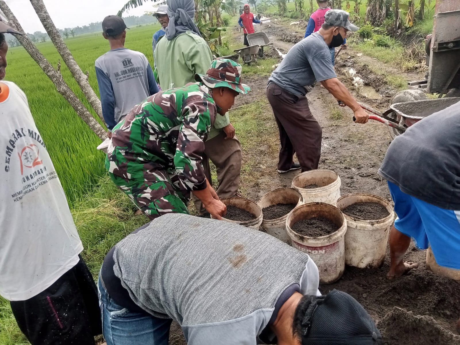 Dukung Percepatan Pembangunan, Babinsa dan Warga Kompak Gotong Royong Cor Jalan