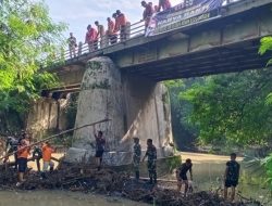 CINTA KEBERSIHAN,SATGAS TMMD REG KE-119 KODIM 0725/SRAGEN AJAK WARGA BERSIHKAN PASAR DAN SUNGAI PLUPUH