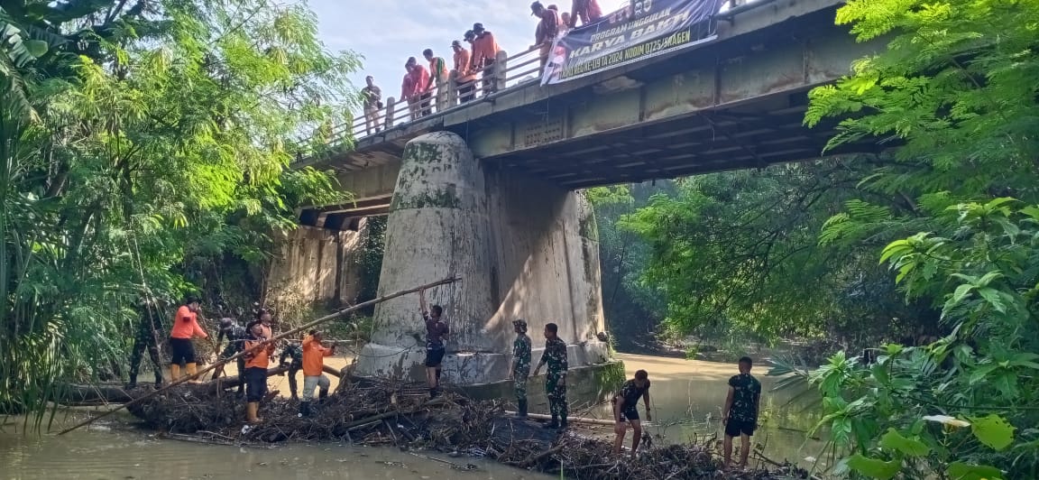 CINTA KEBERSIHAN,SATGAS TMMD REG KE-119 KODIM 0725/SRAGEN AJAK WARGA BERSIHKAN PASAR DAN SUNGAI PLUPUH