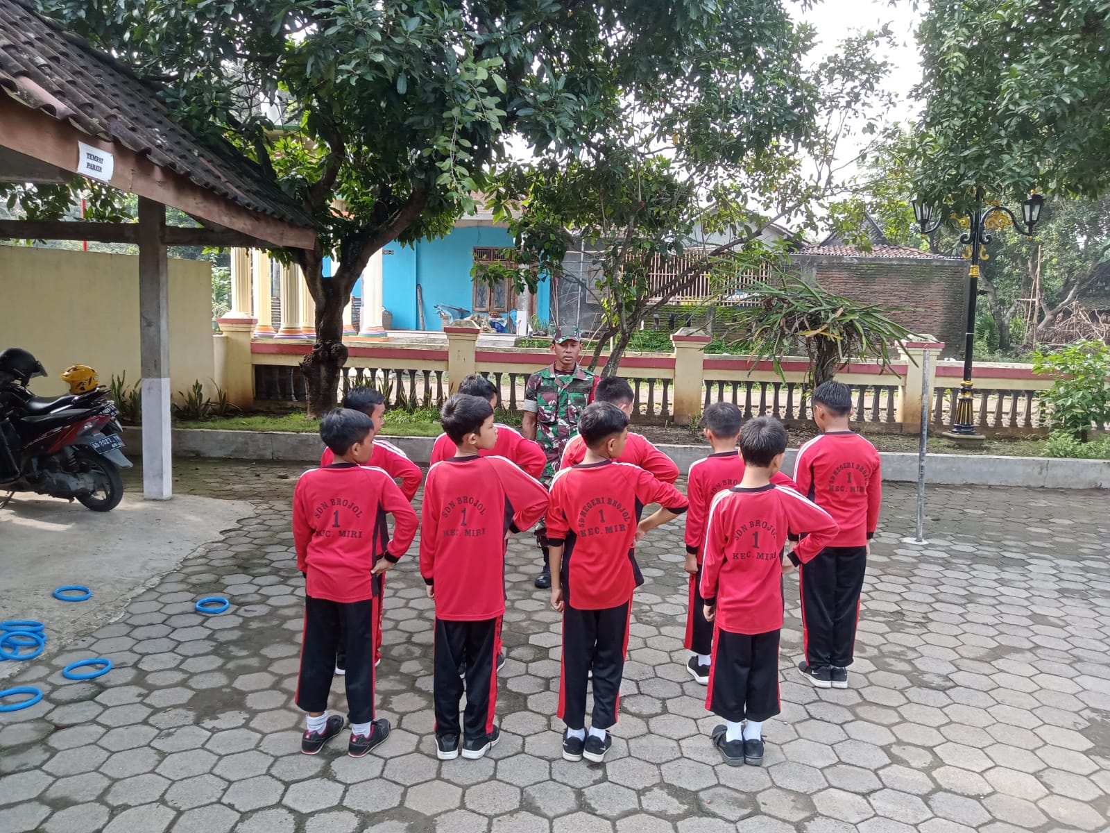 Menghidupkan Semangat Kebersamaan dan Disiplin dengan Baris-berbaris Menghidupkan Semangat Kebersamaan dan Disiplin dengan Baris-berbaris