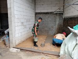 Peran Dalam Kegiatan apapun, Babinsa Bantu Cor Rumah Warga