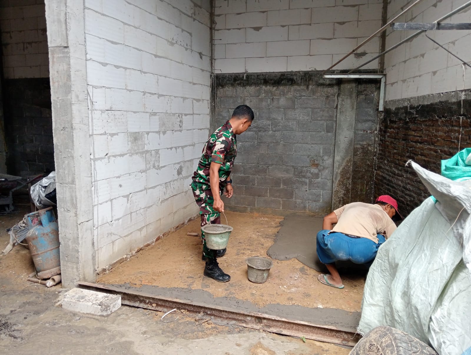 Peran Dalam Kegiatan apapun, Babinsa Bantu Cor Rumah Warga