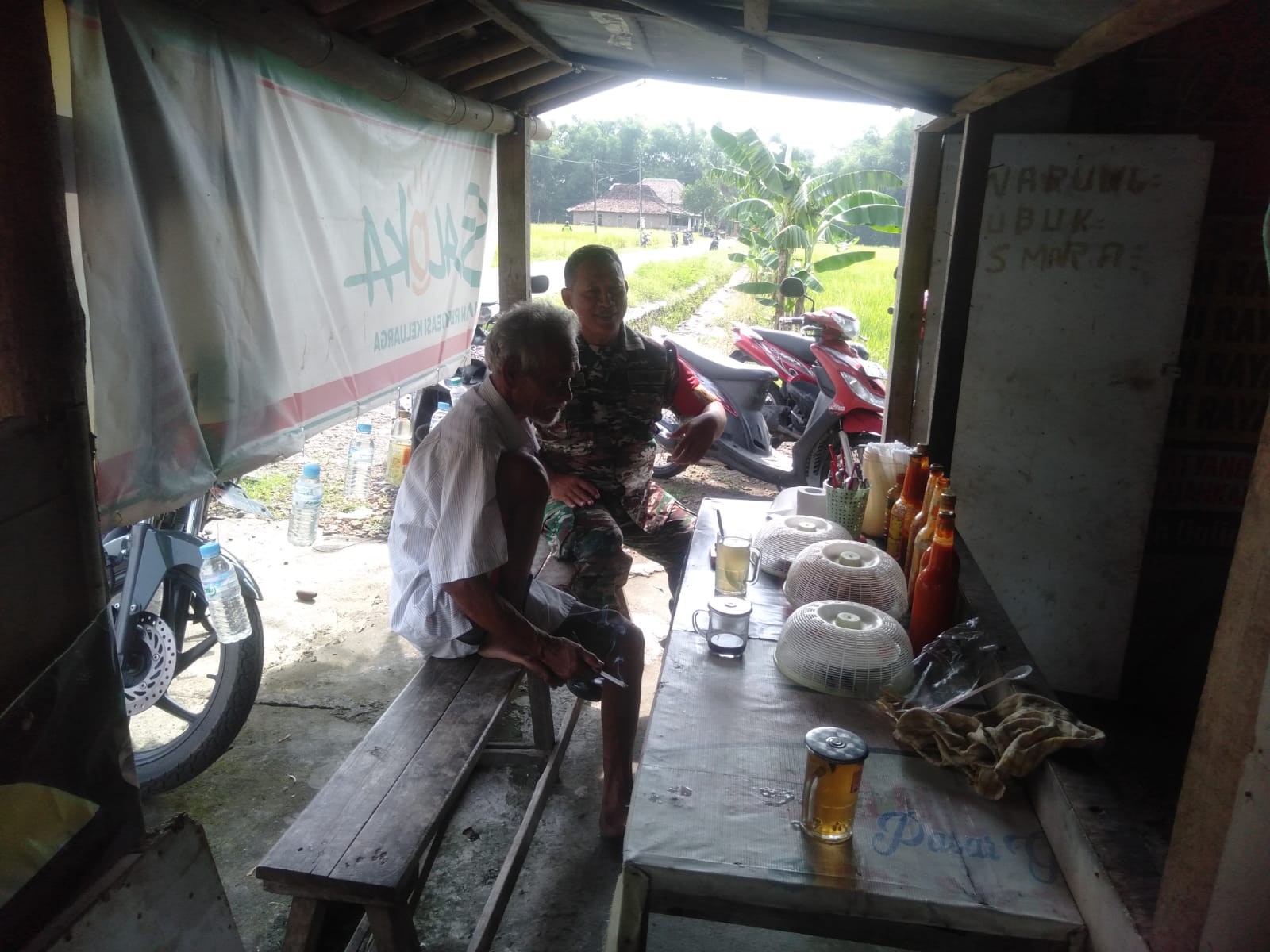 Sambil Minum Teh Hangat, Babinsa Berharap Bisa Lebih Dekat Dengan Warga