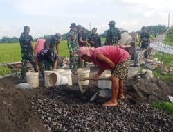 MESKI TERIK MATAHARI WARGA DAN TNI TETAP BERMENTAL BAJA UNTUK BEKERJA MESKI TERIK MATAHARI WARGA DAN TNI TETAP BERMENTAL BAJA UNTUK BEKERJA
