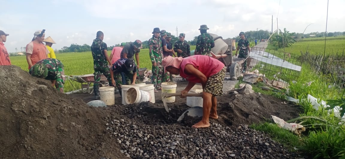 MESKI TERIK MATAHARI WARGA DAN TNI TETAP BERMENTAL BAJA UNTUK BEKERJA