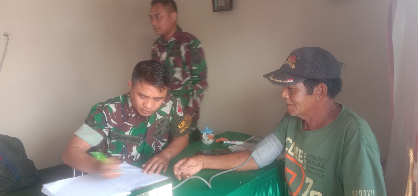 Warga Manfaatkan Layanan  Kesehatan Gratis Dari Tim kesehatan Satgas TMMD