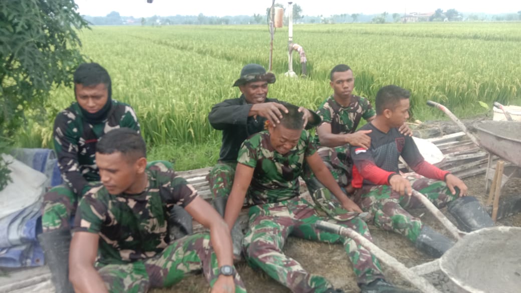 Cara Satgas TMMD Obati Rasa Lelah Dengan Saling Pijat