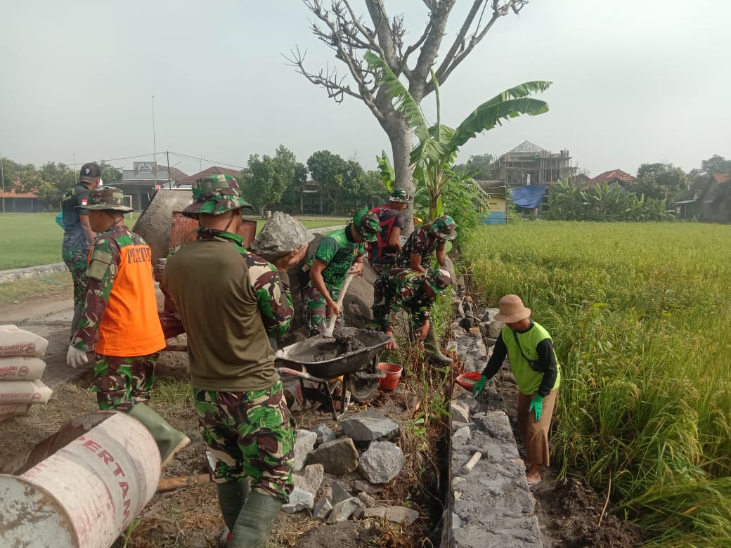 Kekompakan masyarakat Dan Anggota Satgas Melangsir Batu Kekompakan masyarakat Dan Anggota Satgas Melangsir Batu