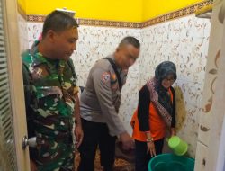Dukung Gerakan PSN, Babinsa Dampingi Kader Jumantik Periksa Rumah Warga Dukung Gerakan PSN, Babinsa Dampingi Kader Jumantik Periksa Rumah Warga