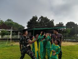 Keakraban Anggota Satgas TMMD Ke -119 Dengan Anak Sekolah Keakraban Anggota Satgas TMMD Ke -119 Dengan Anak Sekolah