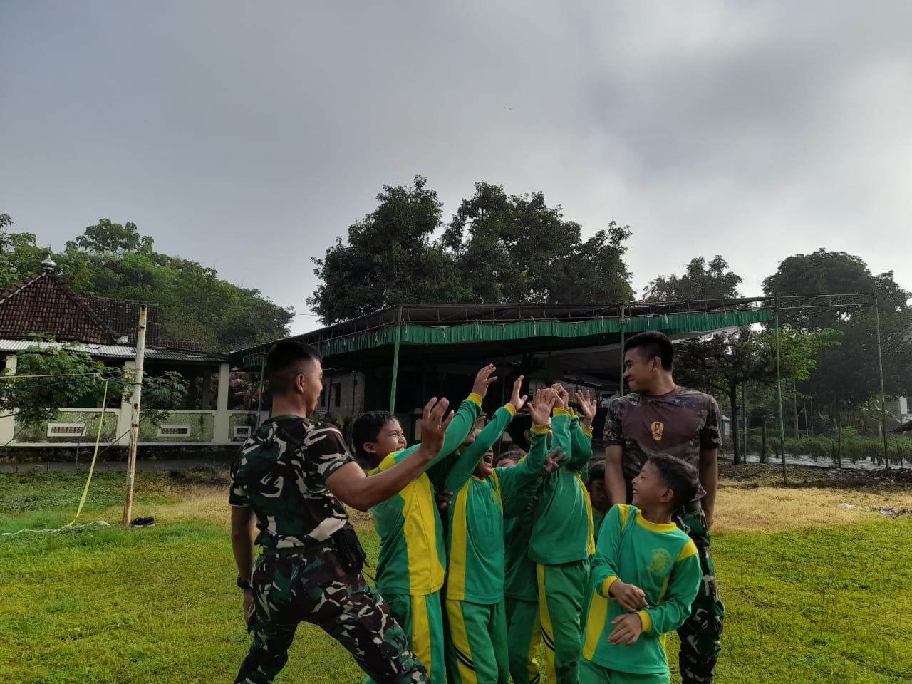 Keakraban Anggota Satgas TMMD Ke -119 Dengan Anak Sekolah Keakraban Anggota Satgas TMMD Ke -119 Dengan Anak Sekolah