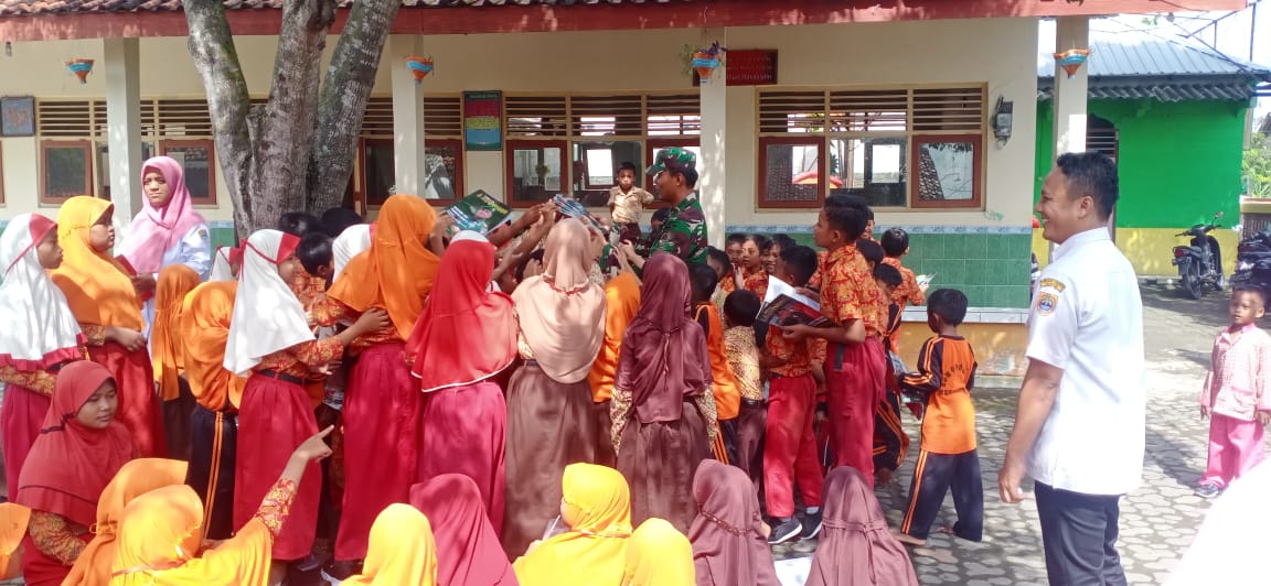 Satgas TMMD Reguler ke -119 Kodim Sragen  Bangkitkan Minat Baca kepada Anak-Anak SDN  Gedongan
