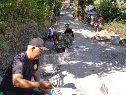 Karya Bakti, Babinsa Bantu Warga Ikat Besi Cor Tiang Rumah Supriyono Karya Bakti, Babinsa Bantu Warga Ikat Besi Cor Tiang Rumah Supriyono