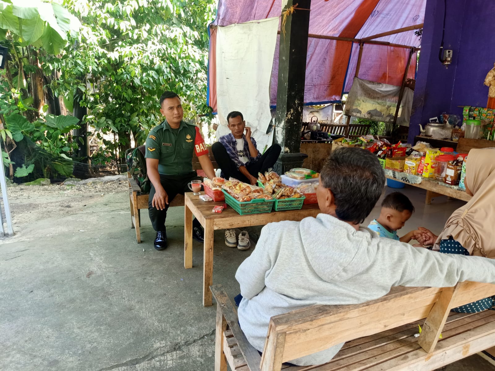 Dalam Mengambil Hati Rakyat Serda Nur Selalu Dekat Dengan Warga