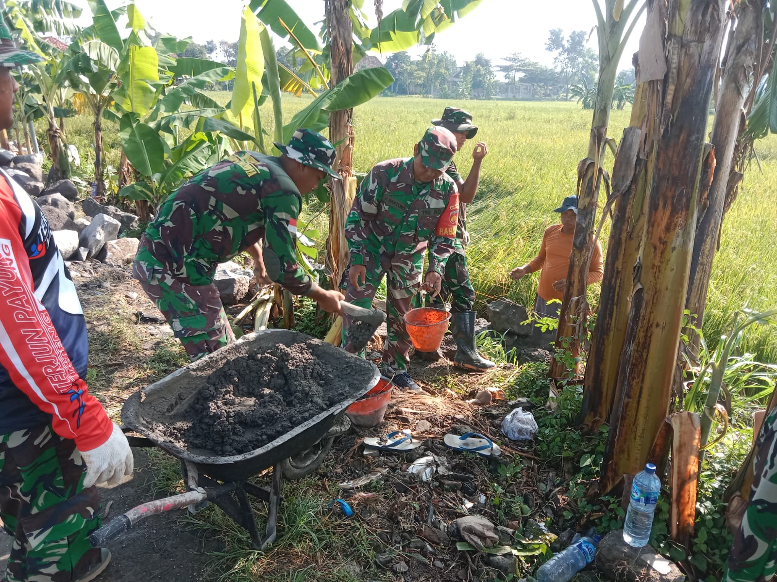 BABINSA GEDONGAN RELA MONDAR MANDIR DEMI SUKSESNYA TMMD