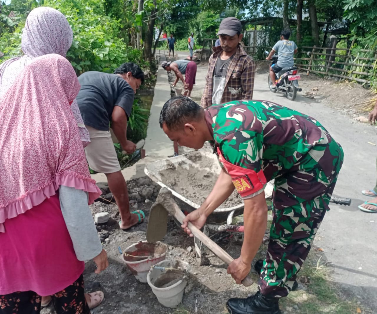 Babinsa dan Warga Gotong Royong Bangun Talud, Antisipasi Cuaca Ekstrim