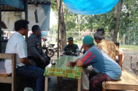 Selalu Kompak, Babinsa Dan Bhabinkamtibmas Kunjungi  Warga Binaan Selalu Kompak, Babinsa Dan Bhabinkamtibmas Kunjungi  Warga Binaan