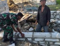 Ringankan Beban Warga, Babinsa Bantu Pemasangan Bata Rumah Warga Ringankan Beban Warga, Babinsa Bantu Pemasangan Bata Rumah Warga