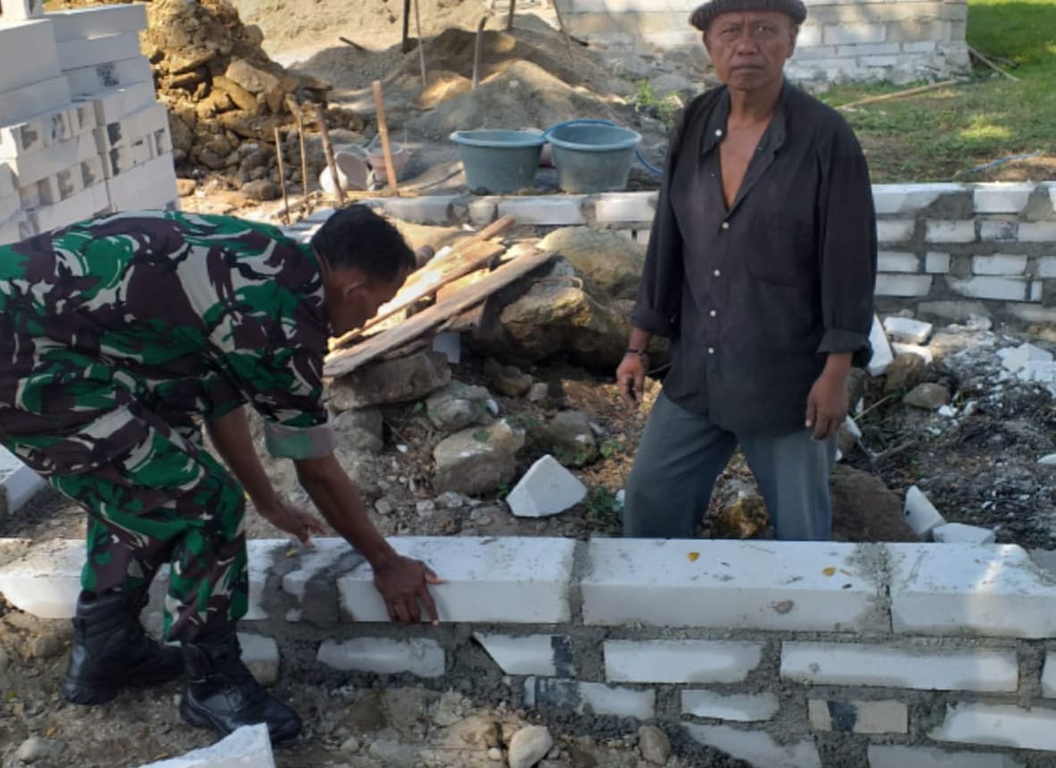 Ringankan Beban Warga, Babinsa Bantu Pemasangan Bata Rumah Warga