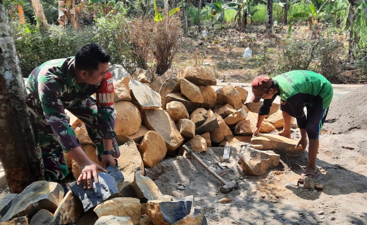 Penuh Semangat, Babinsa Bantu Warga Bangun Pondasi Rumah Suwito