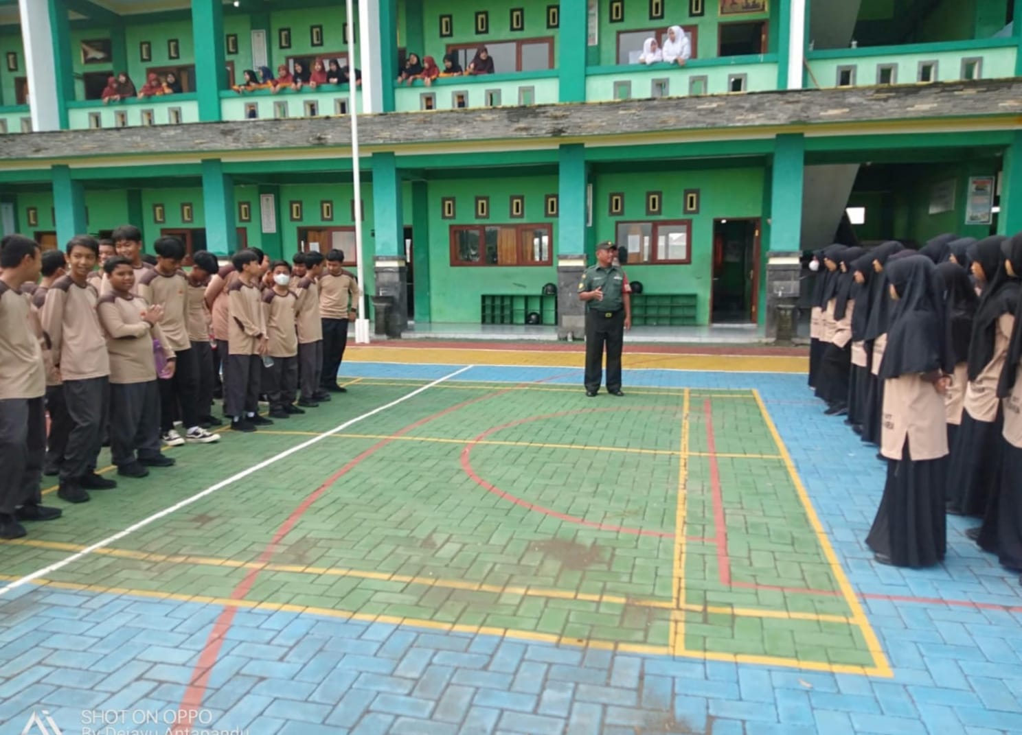 Tumbuhkan Rasa Kekompakan dan Disiplin, Babinsa Latih PBB Siswa