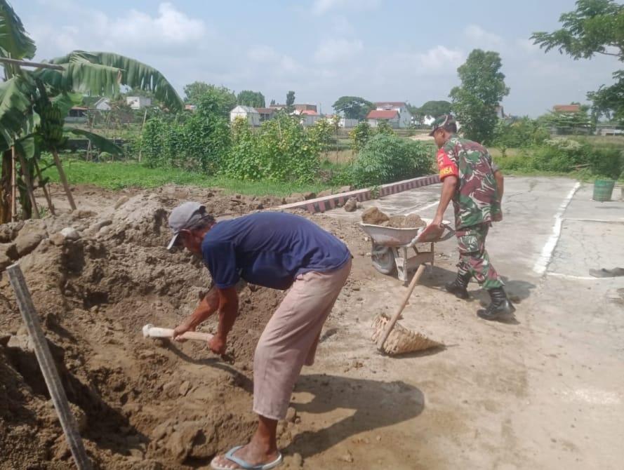 Bangun Semangat Kebersamaan, Babinsa Bantu Warga Ratakan Timbunan Tanah Bangun Semangat Kebersamaan, Babinsa Bantu Warga Ratakan Timbunan Tanah
