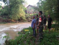 Antisipasi Luapan, Babinsa dan Warga Pantau Volume Air Sungai Garuda Antisipasi Luapan, Babinsa dan Warga Pantau Volume Air Sungai Garuda
