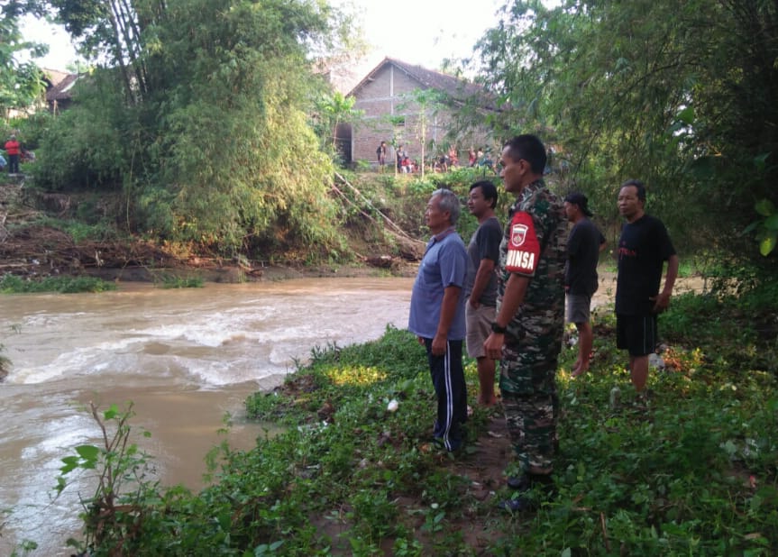 Antisipasi Luapan, Babinsa dan Warga Pantau Volume Air Sungai Garuda Antisipasi Luapan, Babinsa dan Warga Pantau Volume Air Sungai Garuda