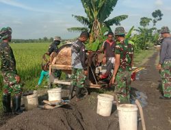 Warga Bersama TNI Mulai COR Jalan Desa Gedongan Warga Bersama TNI Mulai COR Jalan Desa Gedongan