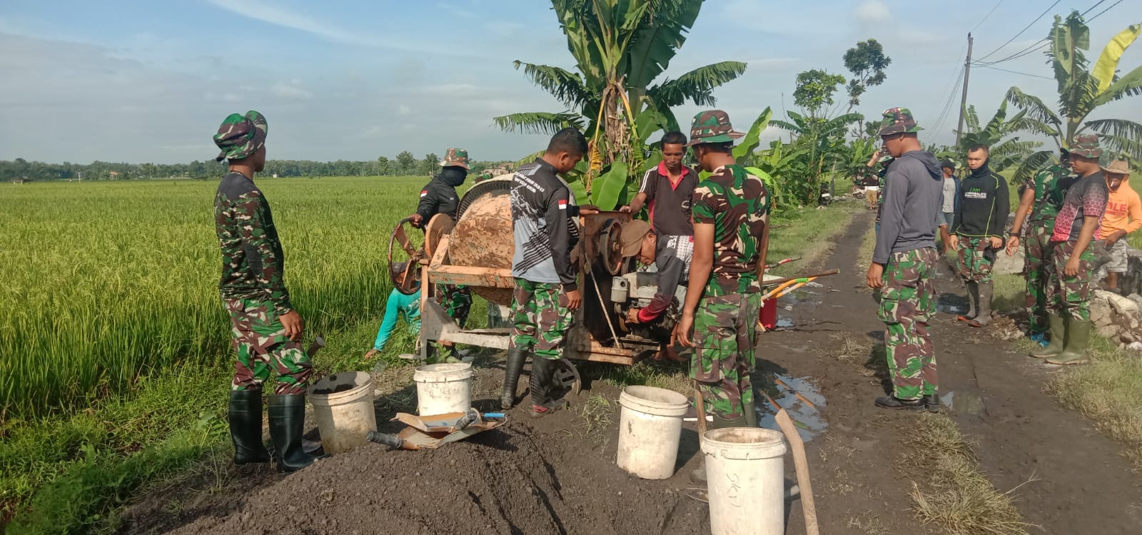 Warga Bersama TNI Mulai COR Jalan Desa Gedongan