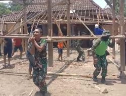 Angkat Budaya Gotong Royong Babinsa Bantu Mindahkan Rumah Warga Angkat Budaya Gotong Royong Babinsa Bantu Mindahkan Rumah Warga
