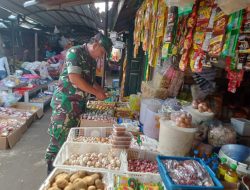 Pentingnya Menjaga Stabilitas Harga Sembako, Babinsa Pantau Harga di Pasar Tradisional Pentingnya Menjaga Stabilitas Harga Sembako, Babinsa Pantau Harga di Pasar Tradisional