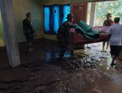 Pasca Banjir, Danramil Gondang Pimpin Anggotanya Bantu Bersihkan Rumah Warga Pasca Banjir, Danramil Gondang Pimpin Anggotanya Bantu Bersihkan Rumah Warga