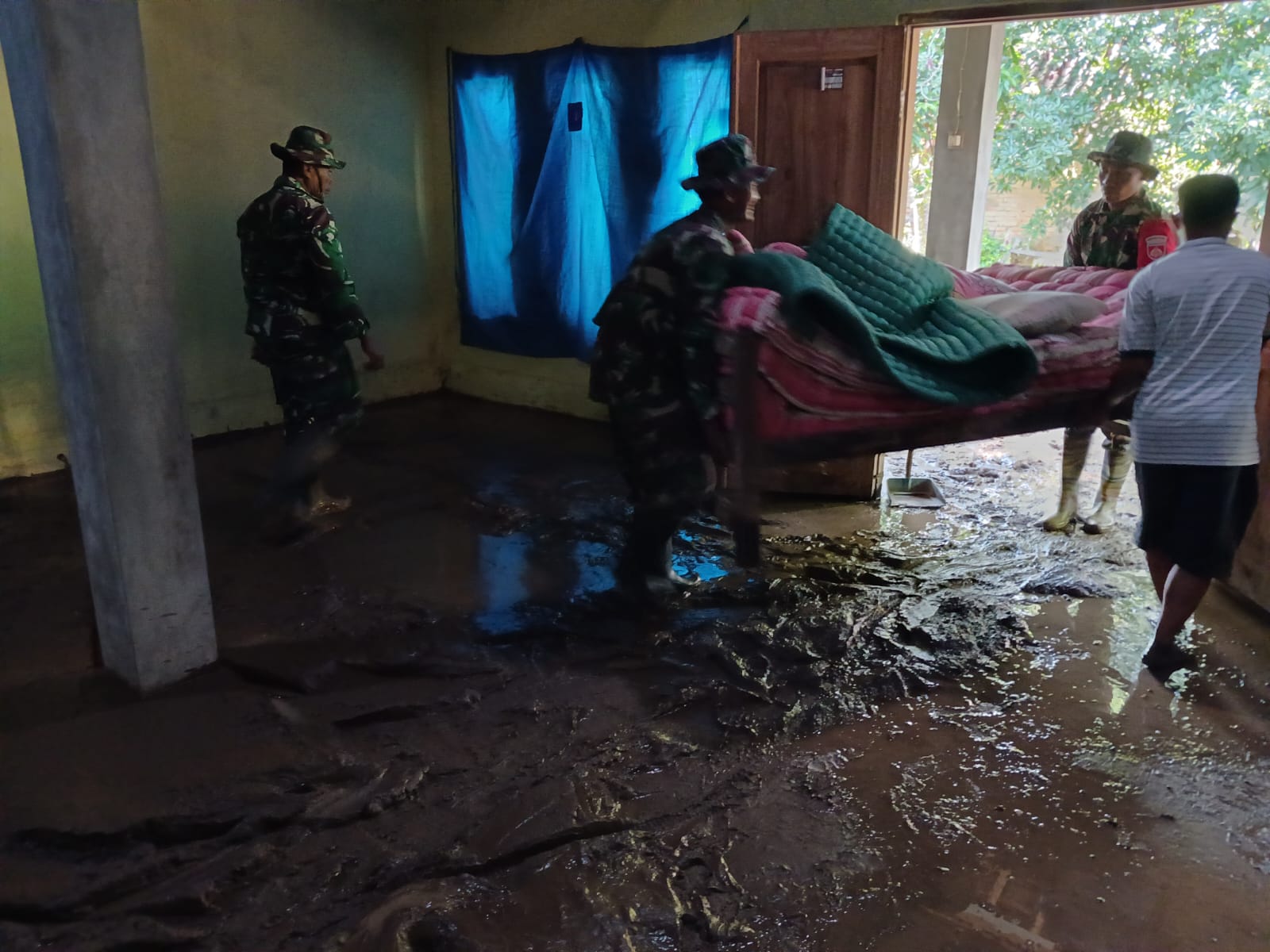 Pasca Banjir, Danramil Gondang Pimpin Anggotanya Bantu Bersihkan Rumah Warga