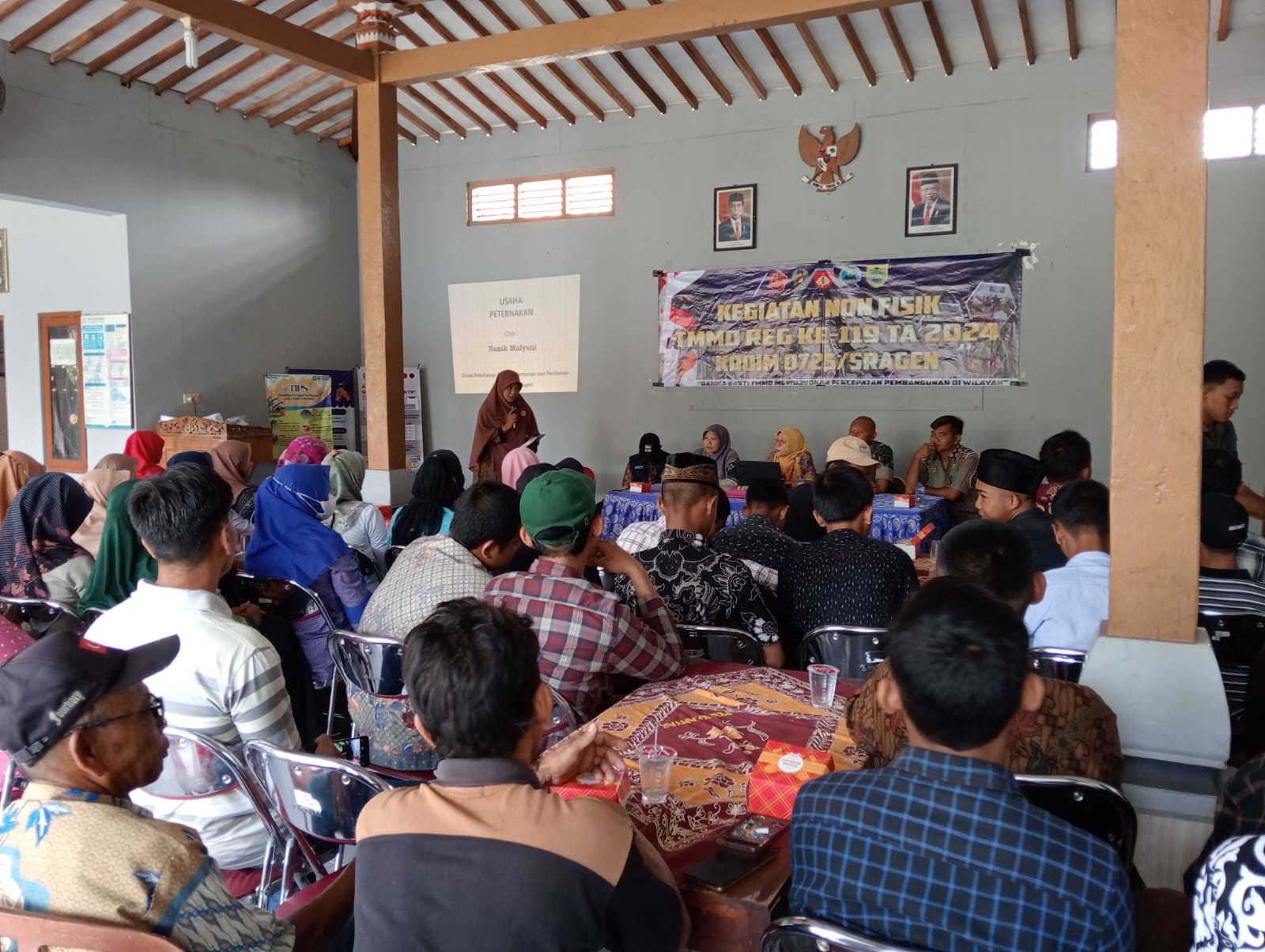 SATGAS TMMD BERSAMA DINAS PETERNAKAN AJARKAN CARA BETERNAK KAMBING, AYAM DAN LELE SECARA BENAR