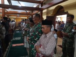 Anggota satgas TMMD sholat jum’at bersama warga