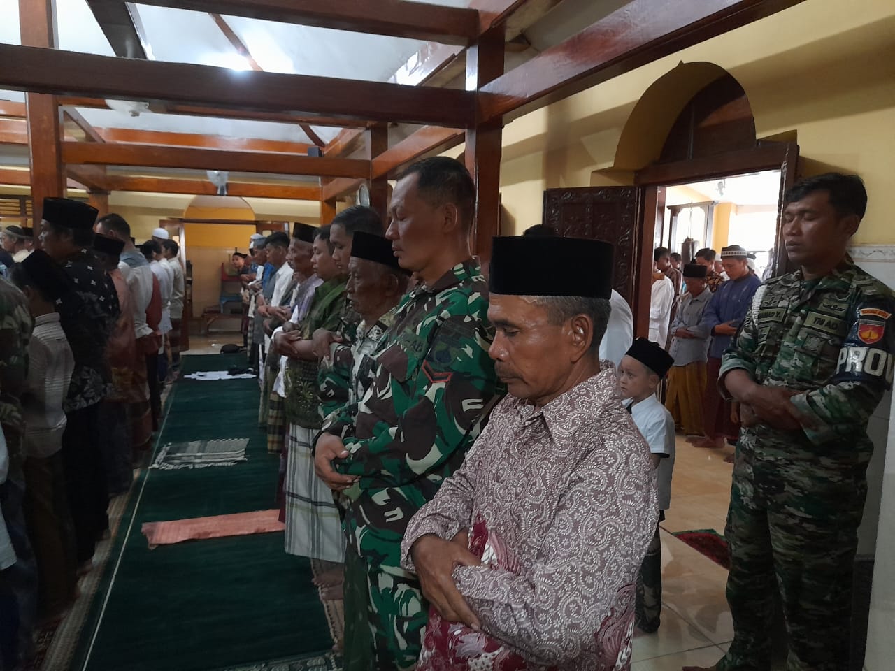 Anggota satgas TMMD sholat jum’at bersama warga Anggota satgas TMMD sholat jum’at bersama warga