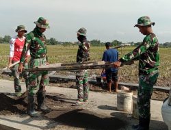 Walaupun tinggal 4 hari penutupan TMMD, tidak mengendurkan semangat prajurit ( meskipun dalam keadaan puasa ) Walaupun tinggal 4 hari penutupan TMMD, tidak mengendurkan semangat prajurit ( meskipun dalam keadaan puasa )