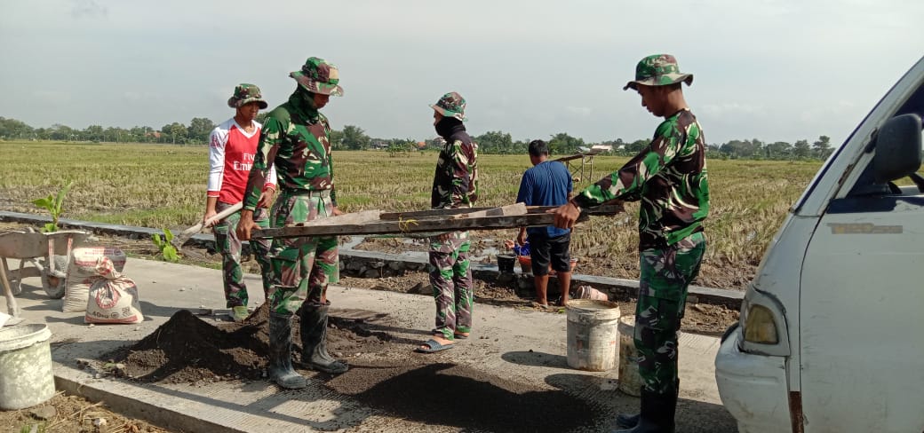 Walaupun tinggal 4 hari penutupan TMMD, tidak mengendurkan semangat prajurit ( meskipun dalam keadaan puasa )