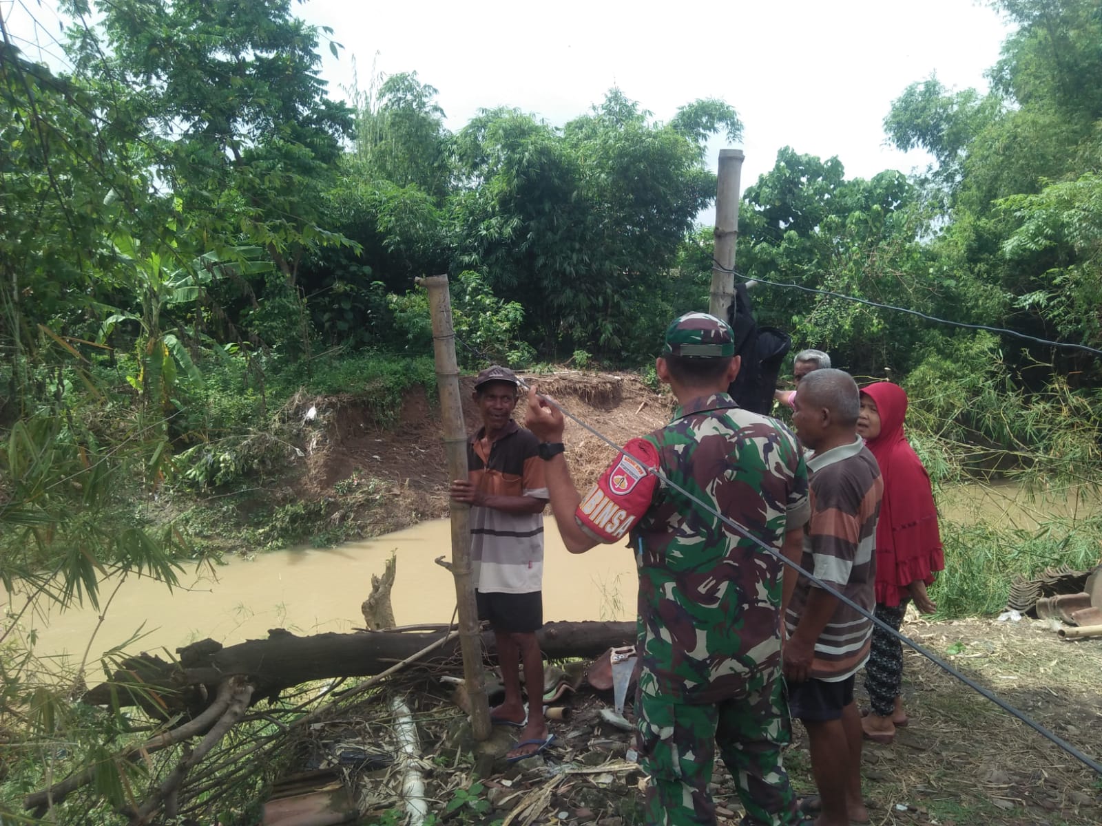 Babinsa Imbau Warga Bantaran Sungai Garuda Waspadai Luapan