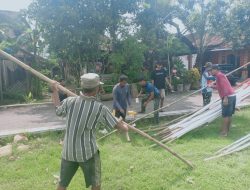 Menjelang penutupan TMMD Tiang umbul – umbul di cat Menjelang penutupan TMMD Tiang umbul – umbul di cat